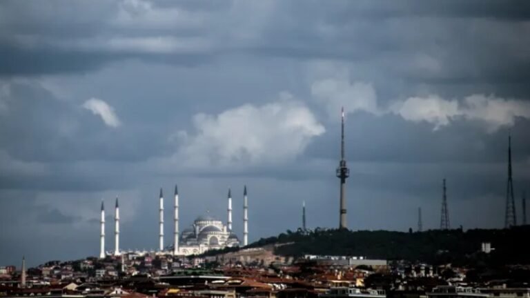 ইস্তাম্বুলের সবচেয়ে উঁচুতে যে মসজিদ অবস্থিত ইস্তাম্বুলের সবচেয়ে উঁচুতে যে মসজিদ অবস্থিত