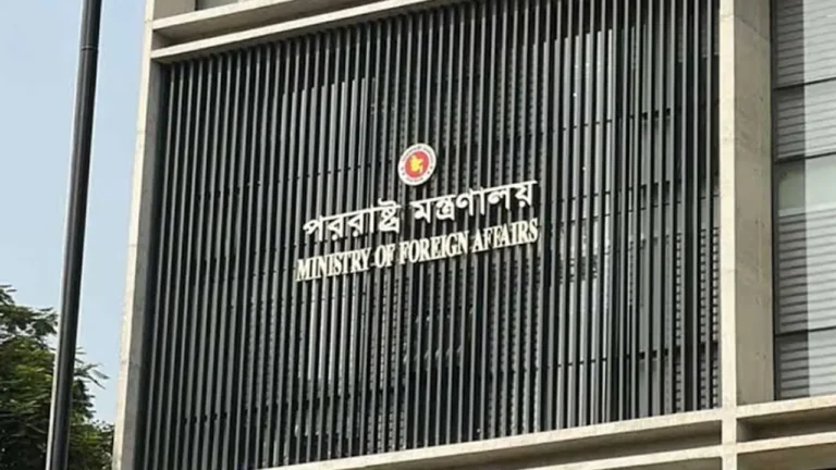 “কূটনৈতিক শিষ্টাচার ভঙ্গ হয়েছে”— ভারতের প্রতিরক্ষামন্ত্রীর মন্তব্যে ক্ষুব্ধ ঢাকা “কূটনৈতিক শিষ্টাচার ভঙ্গ হয়েছে”— ভারতের প্রতিরক্ষামন্ত্রীর মন্তব্যে ক্ষুব্ধ ঢাকা