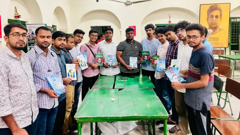 ঢাবিতে বিভিন্ন ছাত্রসংগঠনকে ছাত্রদল নেতার বই উপহার ঢাবিতে বিভিন্ন ছাত্রসংগঠনকে ছাত্রদল নেতার বই উপহার