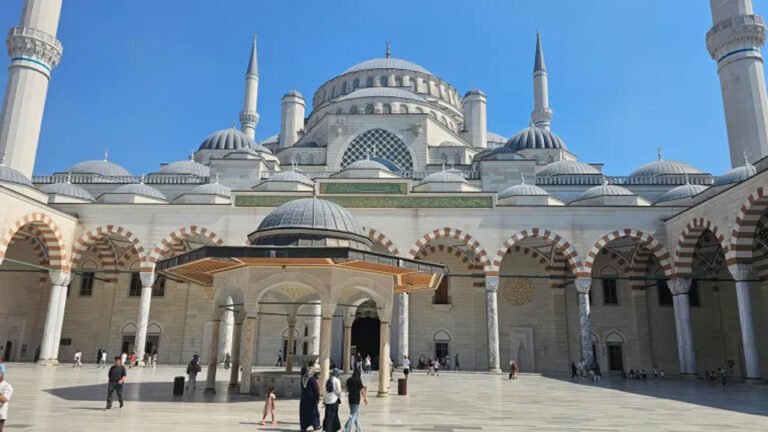 তুরস্কের যে মসজিদে একসঙ্গে নামাজ পড়তে পারেন ৬৩ হাজার মুসল্লি তুরস্কের যে মসজিদে একসঙ্গে নামাজ পড়তে পারেন ৬৩ হাজার মুসল্লি