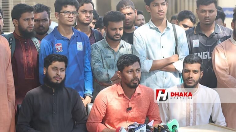 ব্রাকসু নির্বাচনের তফসিল পরিবর্তনের দাবিতে সংবাদ সম্মেলন করছে বেগম রোকেয়া বিশ্ববিদ্যালয়ের শিক্ষার্থীরা।