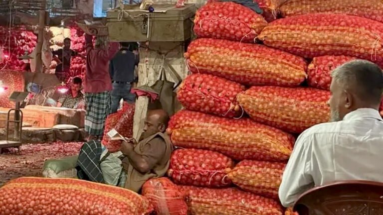 লাফিয়ে বাড়ছে পেঁয়াজের দাম, ৭ দিনে দ্বিগুণ লাফিয়ে বাড়ছে পেঁয়াজের দাম ৭ দিনে দ্বিগুণ | Dhaka Headline | ঢাকা হেডলাইন