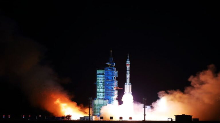 ৩ নভোচারী নিয়ে মহাশূন্যে পাড়ি দিয়েছে চীনের শেনঝৌ-১৯ ৩ নভোচারী নিয়ে মহাশূন্যে পাড়ি দিয়েছে চীনের শেনঝৌ ১৯ | Dhaka Headline | ঢাকা হেডলাইন